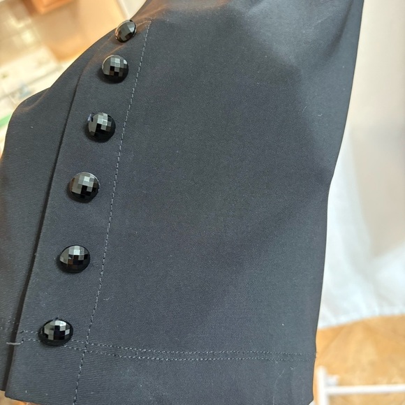 Frank Lyman Design Black Capris with Button Detail 10 Cocktail Party Event - Picture 2 of 5